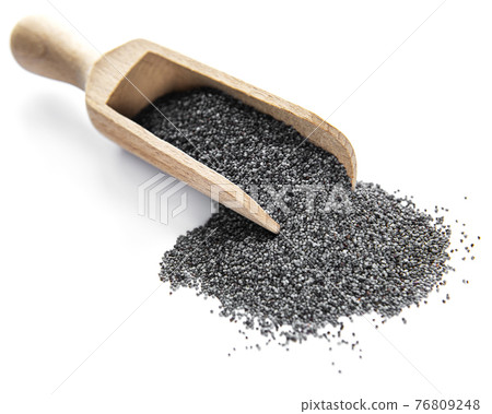 Poppy seeds in small wooden scoop 76809248