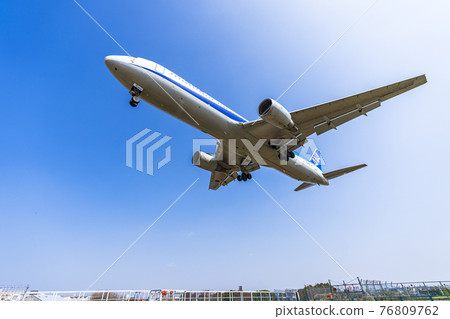 Airport scenery Toyonaka City, Osaka Prefecture, landing airplane 76809762
