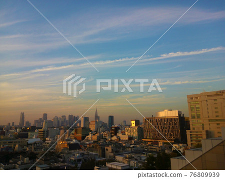 城市天空中美麗的條紋雲 城市天空中美麗的條紋雲 76809939
