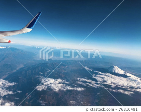 晴天從飛機上看雪中的富士山 晴天從飛機上看雪中的富士山 76810481
