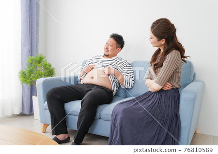 妻子指出她丈夫的體型 76810589