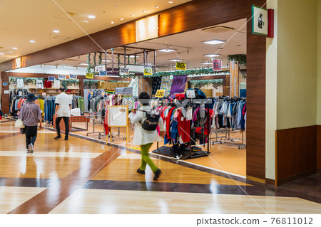Shopping mall store closing sale Shopping mall store closing sale 76811012