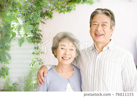 Good friends senior couple 76811155