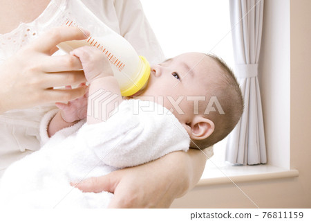 Baby drinking milk 76811159