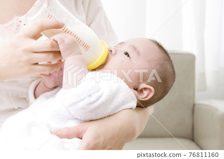 寶寶喝牛奶 76811160