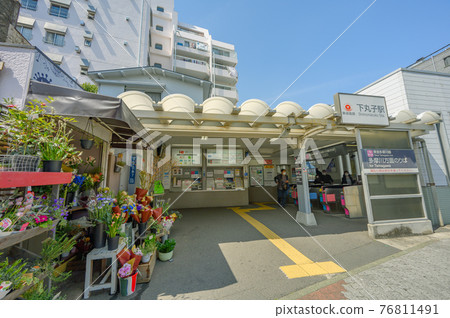 Cityscape in front of Shimomaruko Station on the Tokyu Tamagawa Line, Ota-ku, Tokyo 76811491