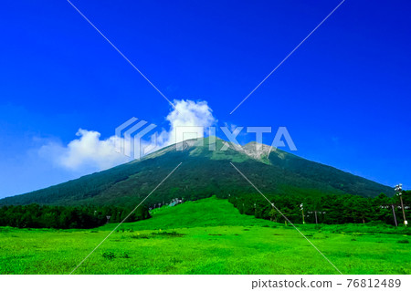 A plateau where you can see Daisen in front of you A plateau where you can see Daisen in front of you 76812489