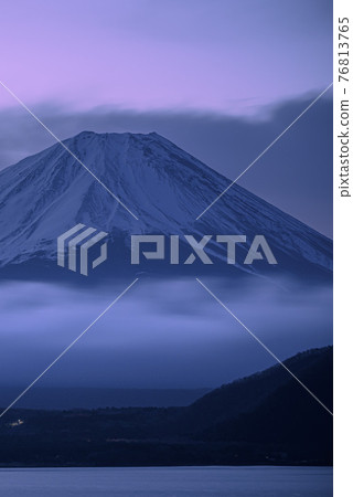 （山梨縣）富士山和雲海/黎明前的本栖湖 76813765
