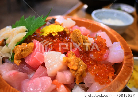 沼津港新鮮採摘的海鮮蓋飯 沼津港新鮮採摘的海鮮蓋飯 76815637