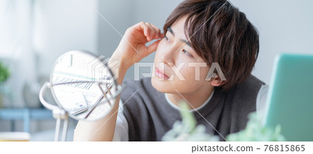 在家客廳鏡子前關心髮型的Z世代橫幅尺寸 在家客廳鏡子前關心髮型的Z世代橫幅尺寸 76815865