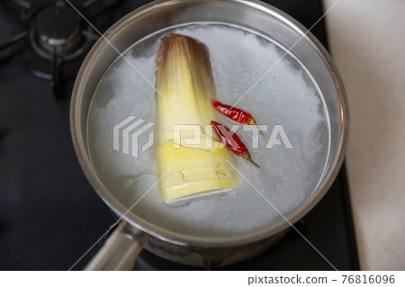 Bamboo shoots that remove lye in a pot Bamboo shoots that remove lye in a pot 76816096