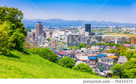 從新鮮的綠色山丘看住宅區 76816373