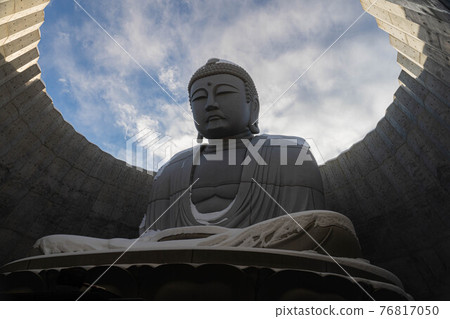 The Great Buddha illuminated by the sun 76817050