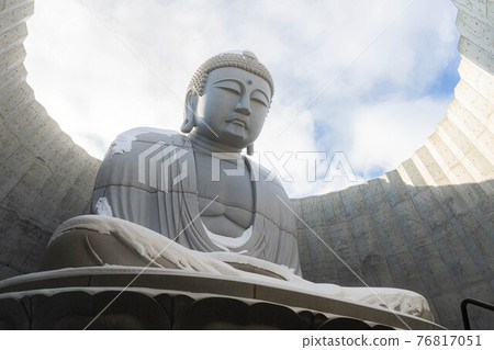 The Great Buddha illuminated by the sun 76817051