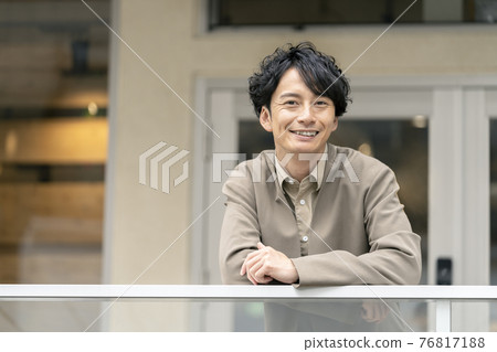 Portrait of a man in his early 30s 76817188