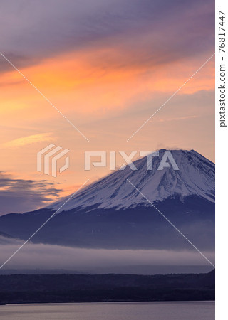 (山梨縣)清晨的富士山和雲海/本栖湖 (山梨縣)清晨的富士山和雲海/本栖湖 76817447
