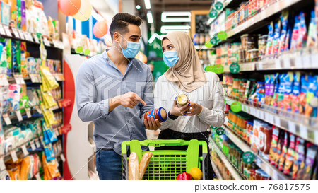 Muslim Family Couple Choosing Organic Food Products In Supermarket, Panorama Muslim Family Couple Choosing Organic Food Products In Supermarket, Panorama 76817575