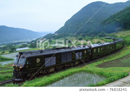 "Nana Stars in Kyushu" going switchback (JR Kyushu) "Nana Stars in Kyushu" going switchback (JR Kyushu) 76818241