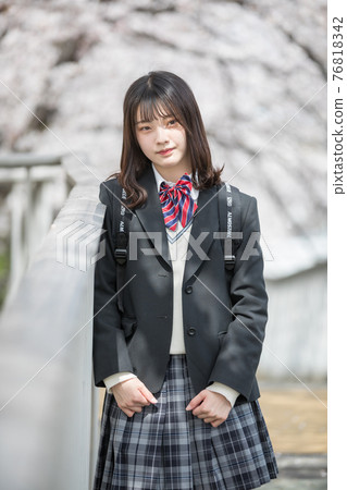 櫻花和學校的女孩 櫻花和學校的女孩 76818342