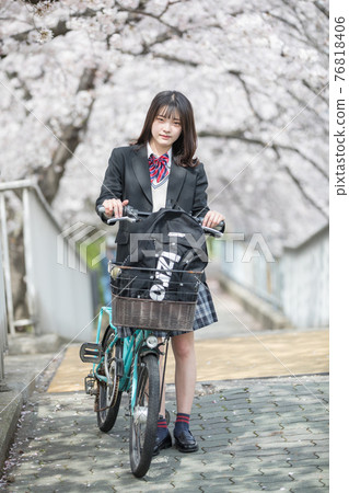 騎自行車上學的女學生 76818406