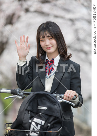 騎自行車上學的女學生 76818407