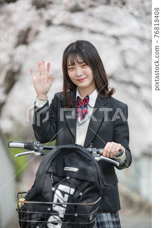 騎自行車上學的女學生 騎自行車上學的女學生 76818408