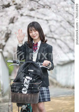 騎自行車上學的女學生 騎自行車上學的女學生 76818409