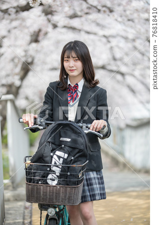 騎自行車上學的女學生 騎自行車上學的女學生 76818410