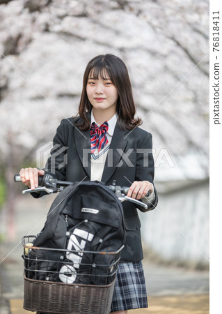 騎自行車上學的女學生 騎自行車上學的女學生 76818411