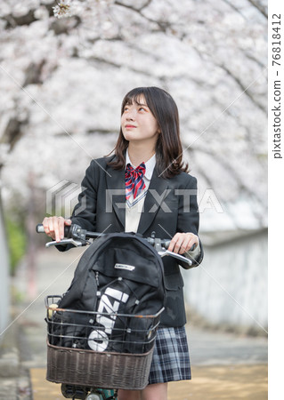 騎自行車上學的女學生 騎自行車上學的女學生 76818412