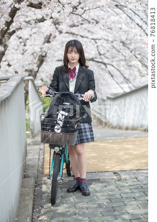 騎自行車上學的女學生 76818413