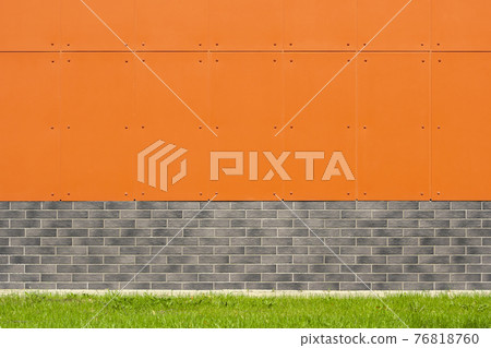 Wall of newly renovated house with green grass 76818760