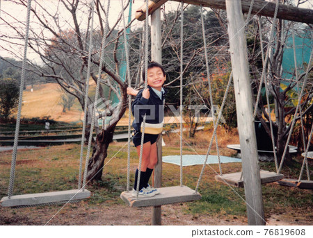 老電影照片:一個小男孩在盪鞦韆 老電影照片:一個小男孩在盪鞦韆 76819608
