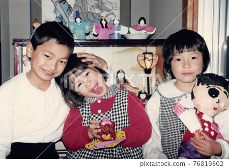 老電影照片女兒節雛娃娃和三兄弟 老電影照片女兒節雛娃娃和三兄弟 76819802