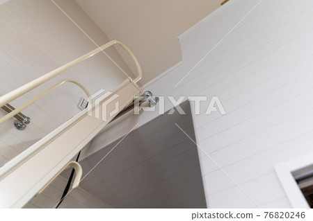 通往閣樓的梯子 76820246