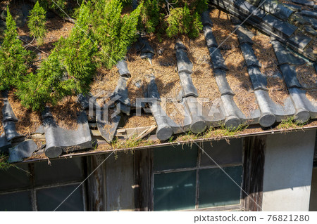 日式瓷磚，瓷磚未對準，雨水滲漏的原因 76821280