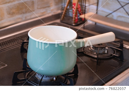 A kitchen 76822037