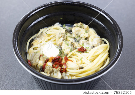 Delicious clam soup pasta 76822105