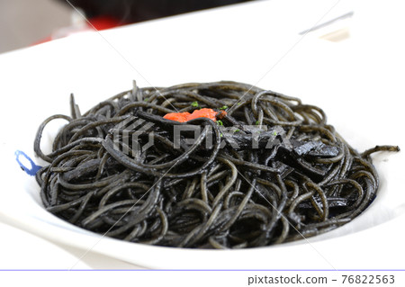 神奈川縣鎌倉市湘南一家意大利餐廳的魷魚墨意大利面。 76822563