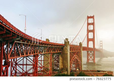 濃霧中的美國加州舊金山金門大橋 76823775