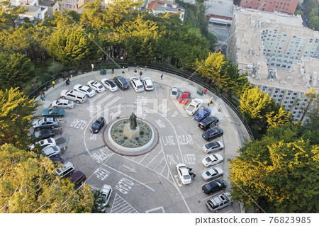 從美國舊金山知名景點科伊特塔的頂樓俯瞰先鋒公園和停車場 從美國舊金山知名景點科伊特塔的頂樓俯瞰先鋒公園和停車場 76823985