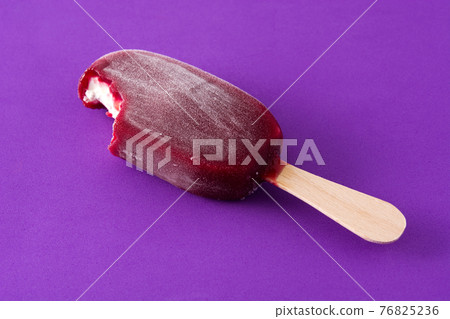 Packaged strawberry popsicle on violet background 76825236