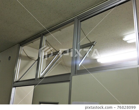 打開窗戶通風以防止電暈感染 76828099
