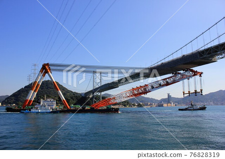 通過關門海峽的起重機運輸船 76828319