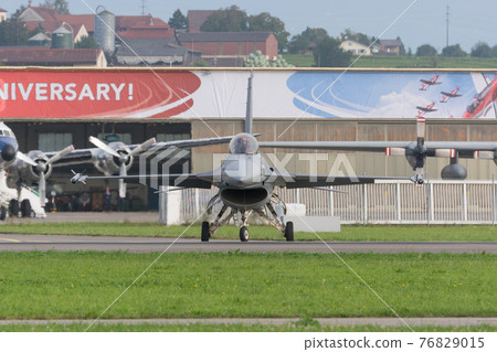 荷蘭空軍 F-16AM 演示小組跑道入口 76829015