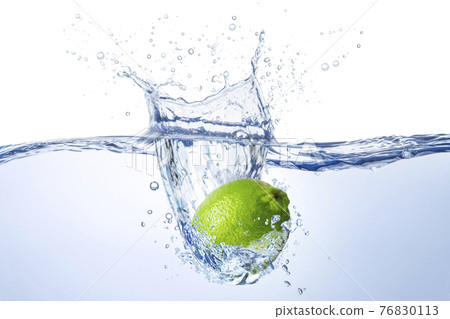 Lime dropped in water 76830113