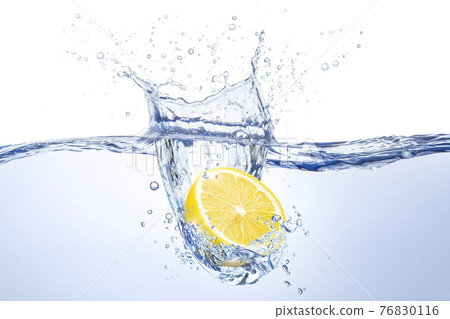 Cut lemon dropped in water 76830116