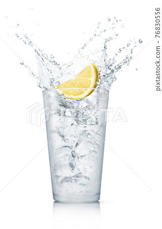 掉進一杯冰的檸檬。飛濺瞬間的質感 76830556