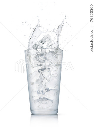 掉進玻璃杯的冰塊。飛濺瞬間的質感 76830560