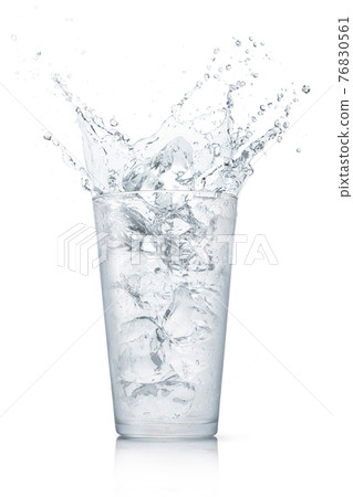掉進玻璃杯的冰塊。飛濺瞬間的質感 76830561
